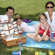 Martin Dejdar s rodinou a KFC piknikovým vybavením